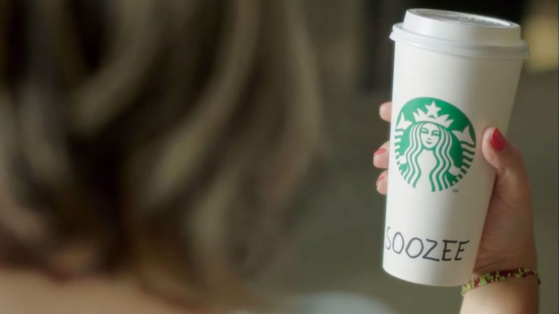 Starbucks пишет на стаканах имена посетителей